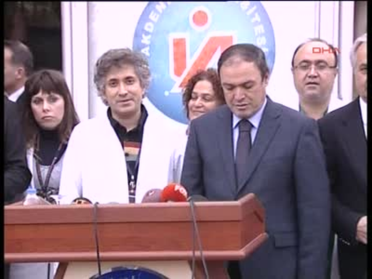 Türkiye\'de İlk Yüz Nakli Ameliyatını Gerçekleştiren Doktorlar Açıklama Yaptı