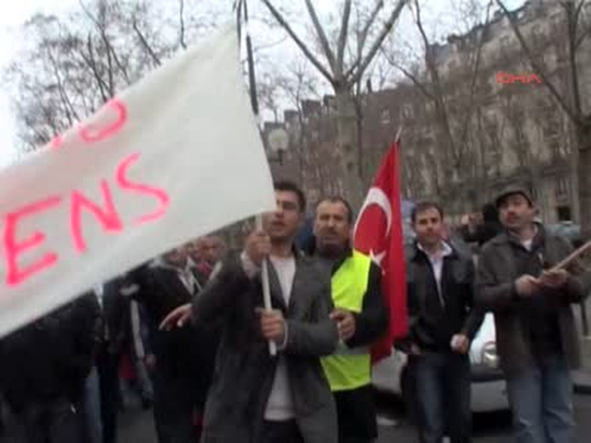 Türkler Paris\'te Protesto Gösterisi Düzenliyor