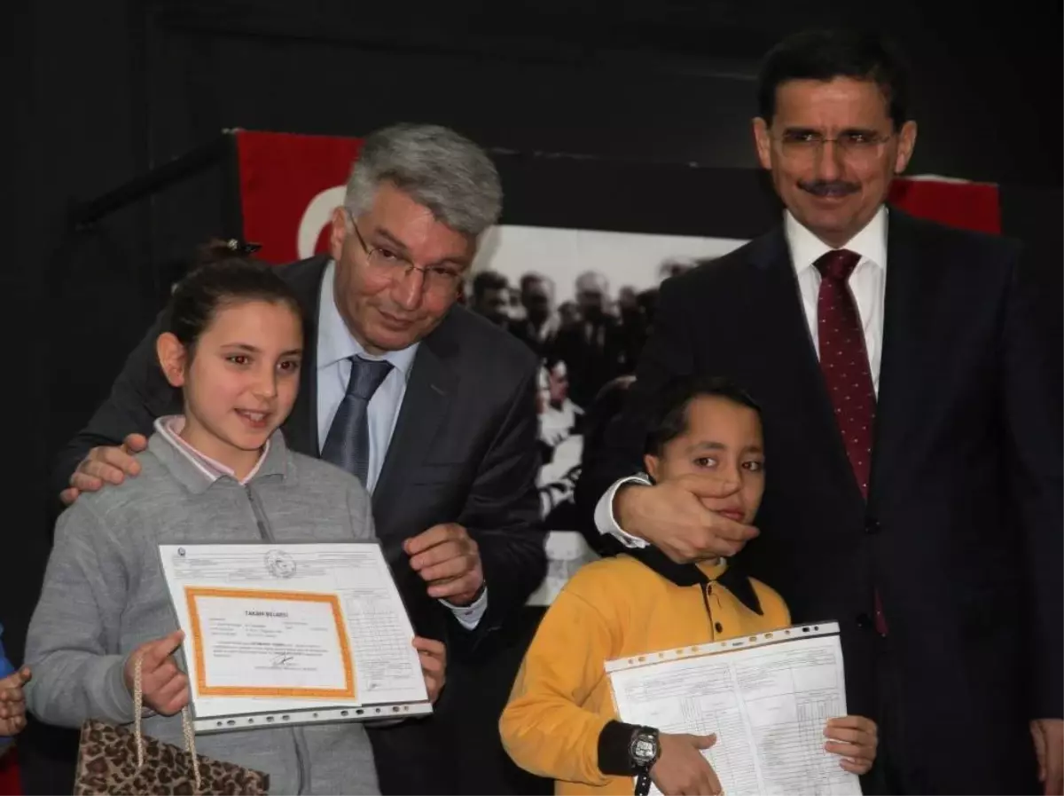 Vali Topaca, Öğrencilerin Karne Sevincine Ortak Oldu