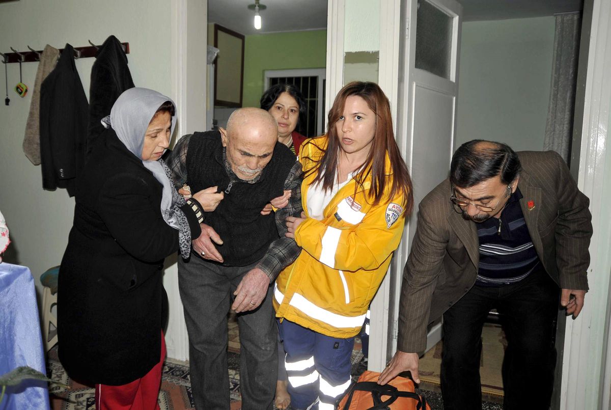 Yaşlı Çift Isınmak İçin Yaktıkları Mangaldan Zehirlendiler