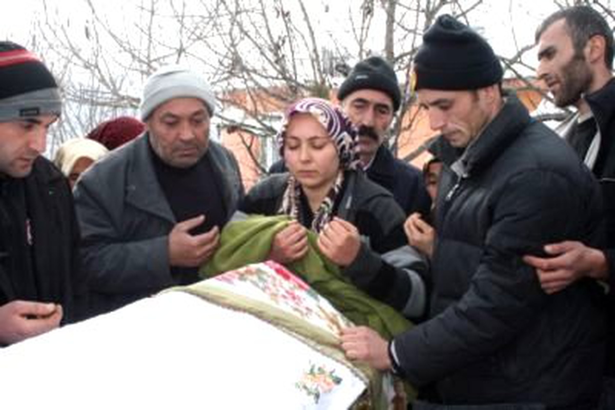 Zonguldak Pazaryeri Enkazında Ölen Kadının Cenazesinde Belediye Başkanına Tepki Ek Cenaze Toprağa...