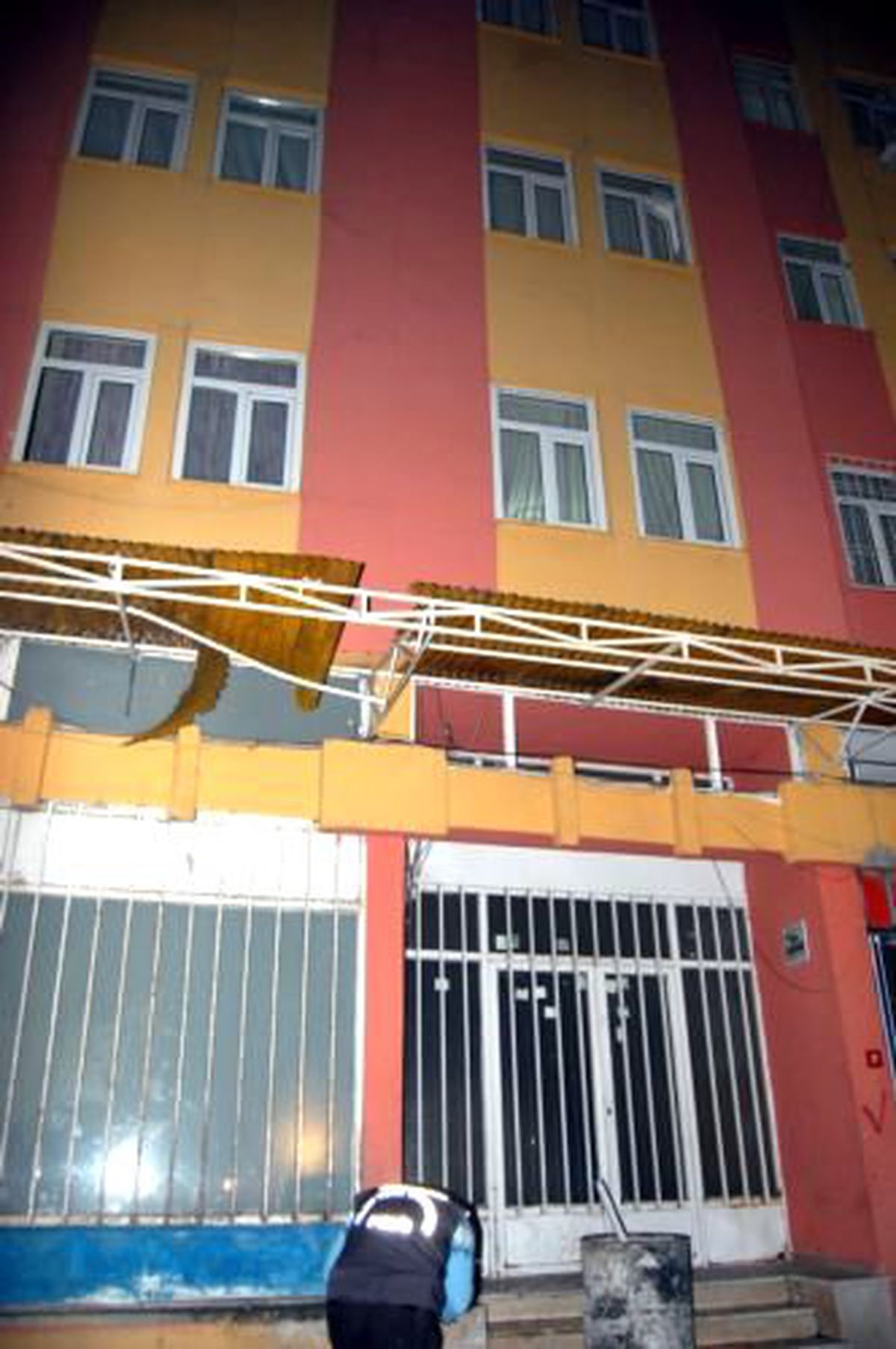 5. Kattan Düşen Kız Ağır Yaralandı