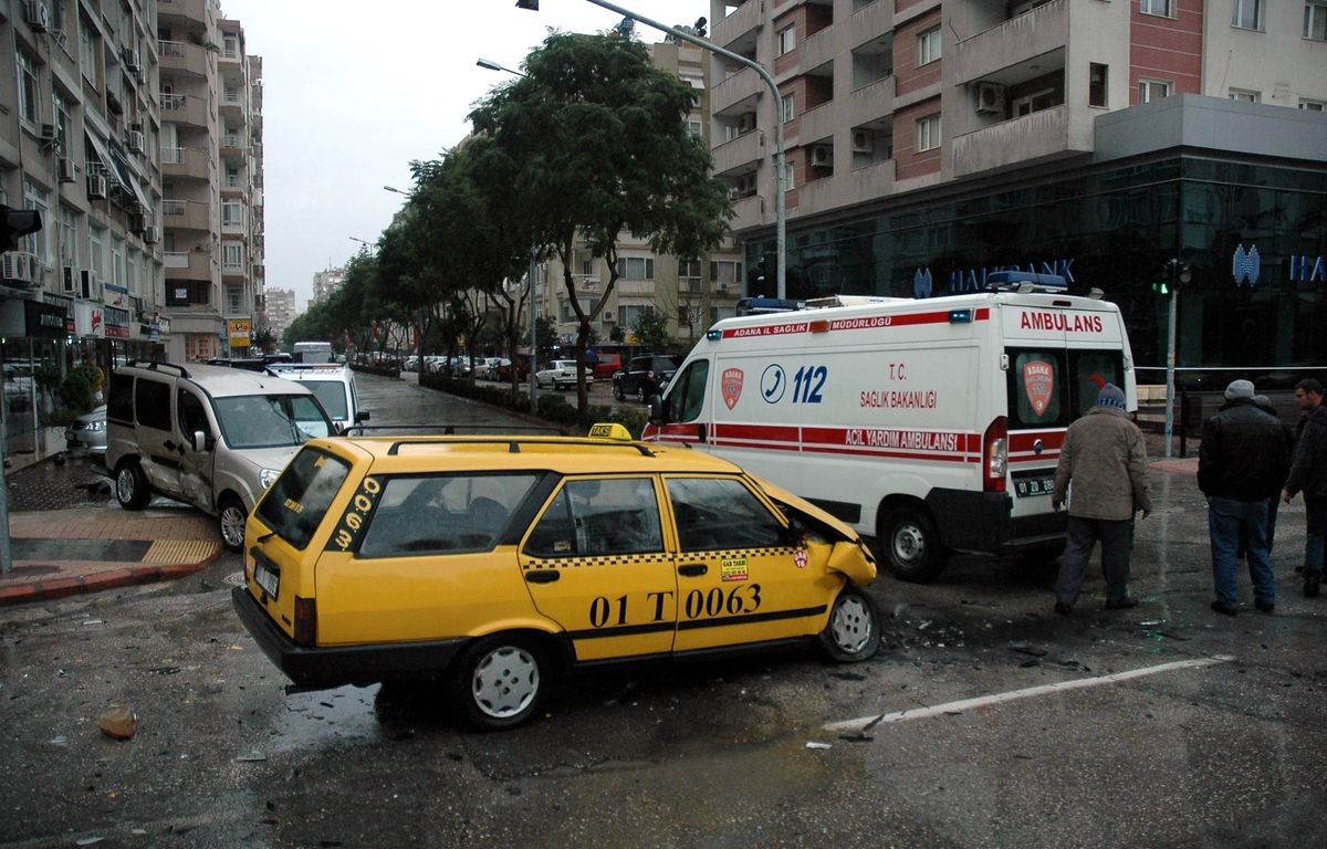 Adana\'da Trafik Kazası: 2 Yaralı