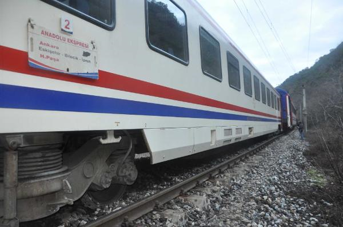'Anadolu Ekspresi'nde 1 Vagon Raydan Çıktı