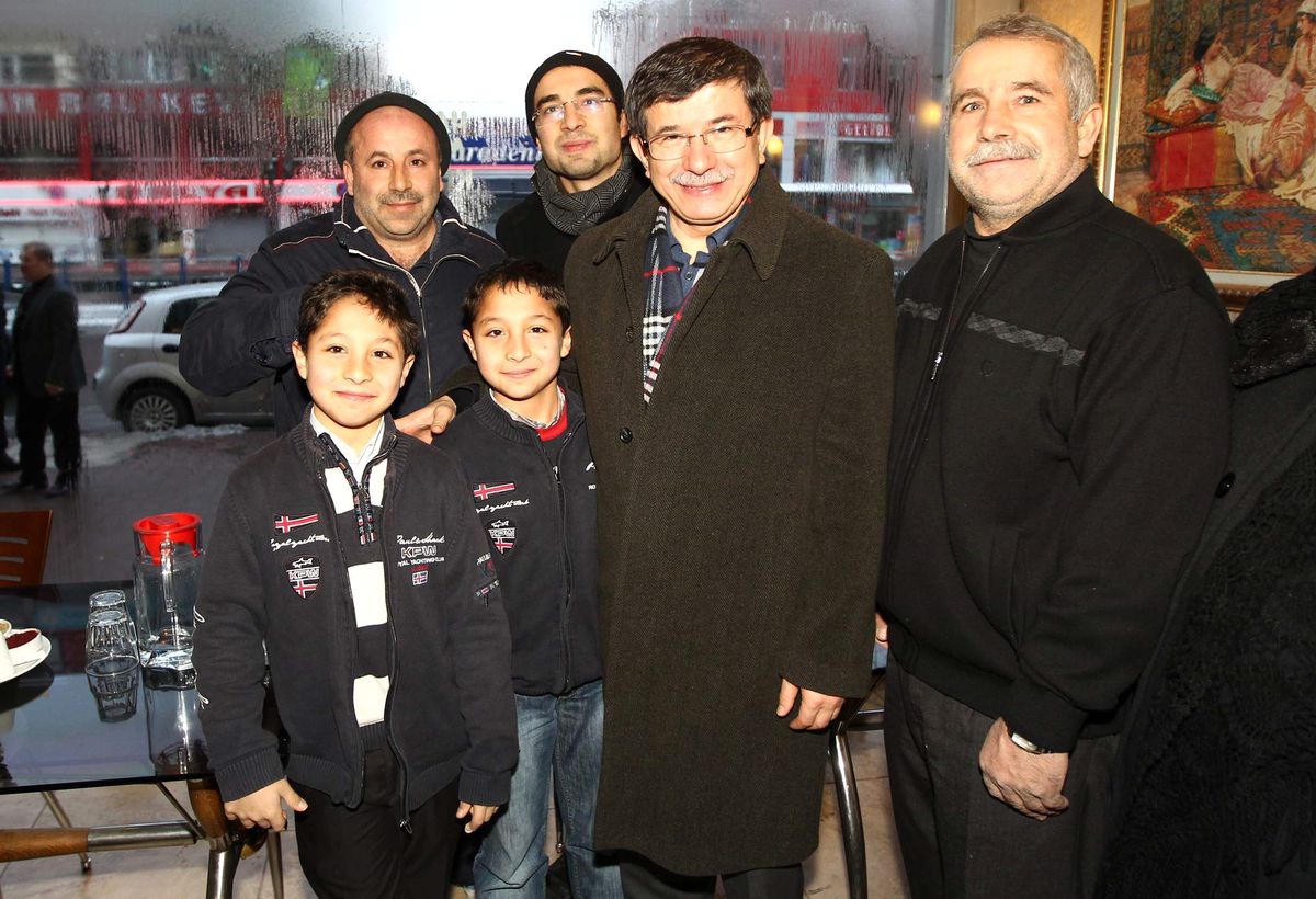 Bakan Davutoğlu ve Bakan Yıldız Namazdan Sonra Çorba İçti