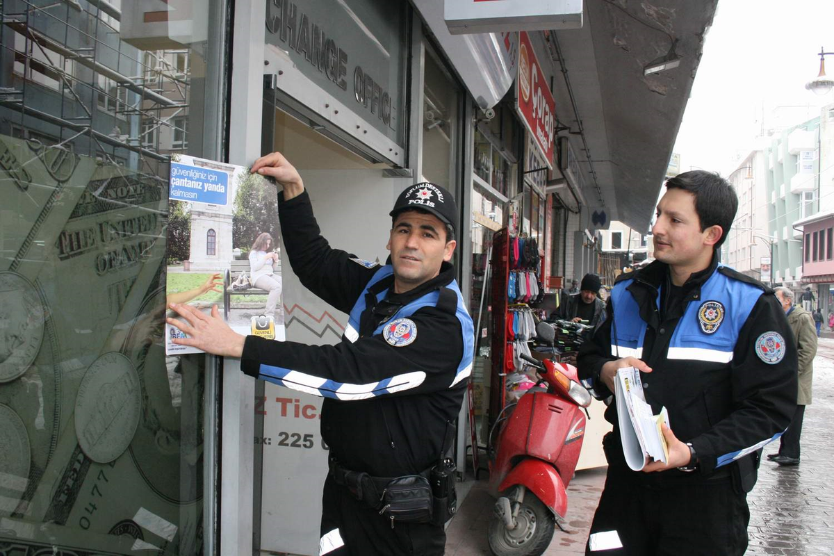 'Çarşıda Hırsızdan Çantanızı Böyle Koruyun'