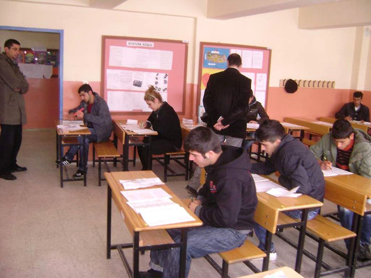 Doğanşehir'de 675 Kişi Açık Lise Sınavında Ter Döktü