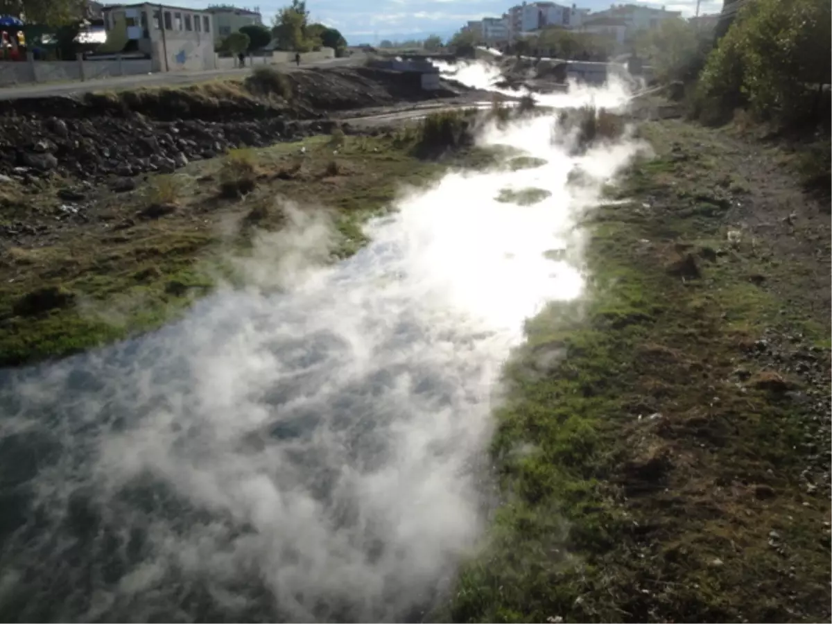 Edremit\'te Jeotermal Ana Borusunda Meydana Gelen Patlak Vatandaşı Dondurdu