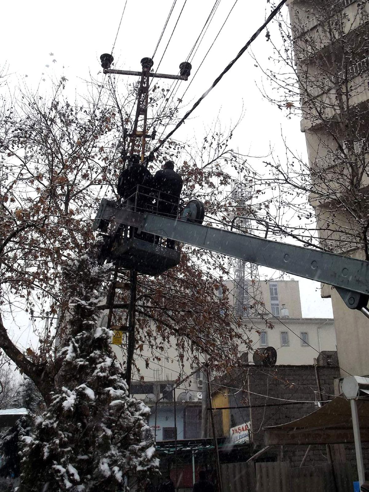 Elektrik Arıza Ekipleri Kar Engeli Tanımıyor