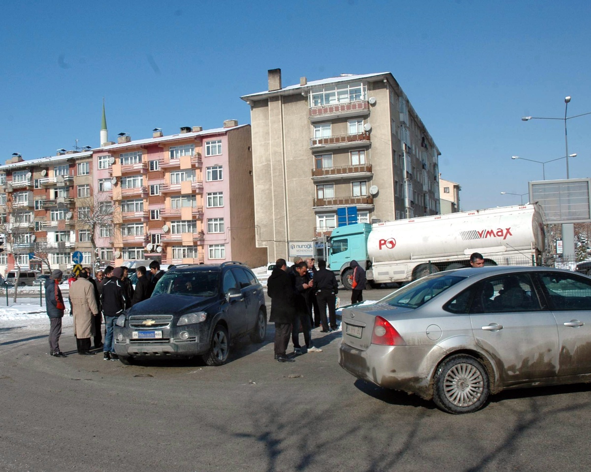 Erzurum\'da Buz Tutan Yollar Kazaları Beraberinde Getiriyor