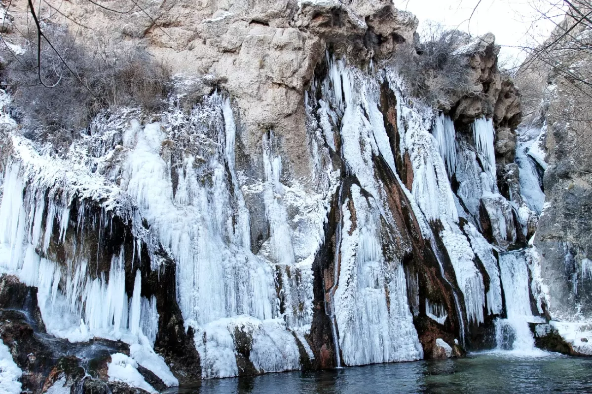 Günpınar Şelalesi Dondu