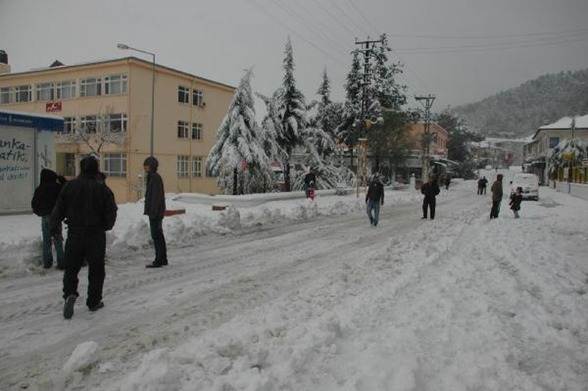 Hatay'da 7 Yıl Sonra Kar Yağdı (2)