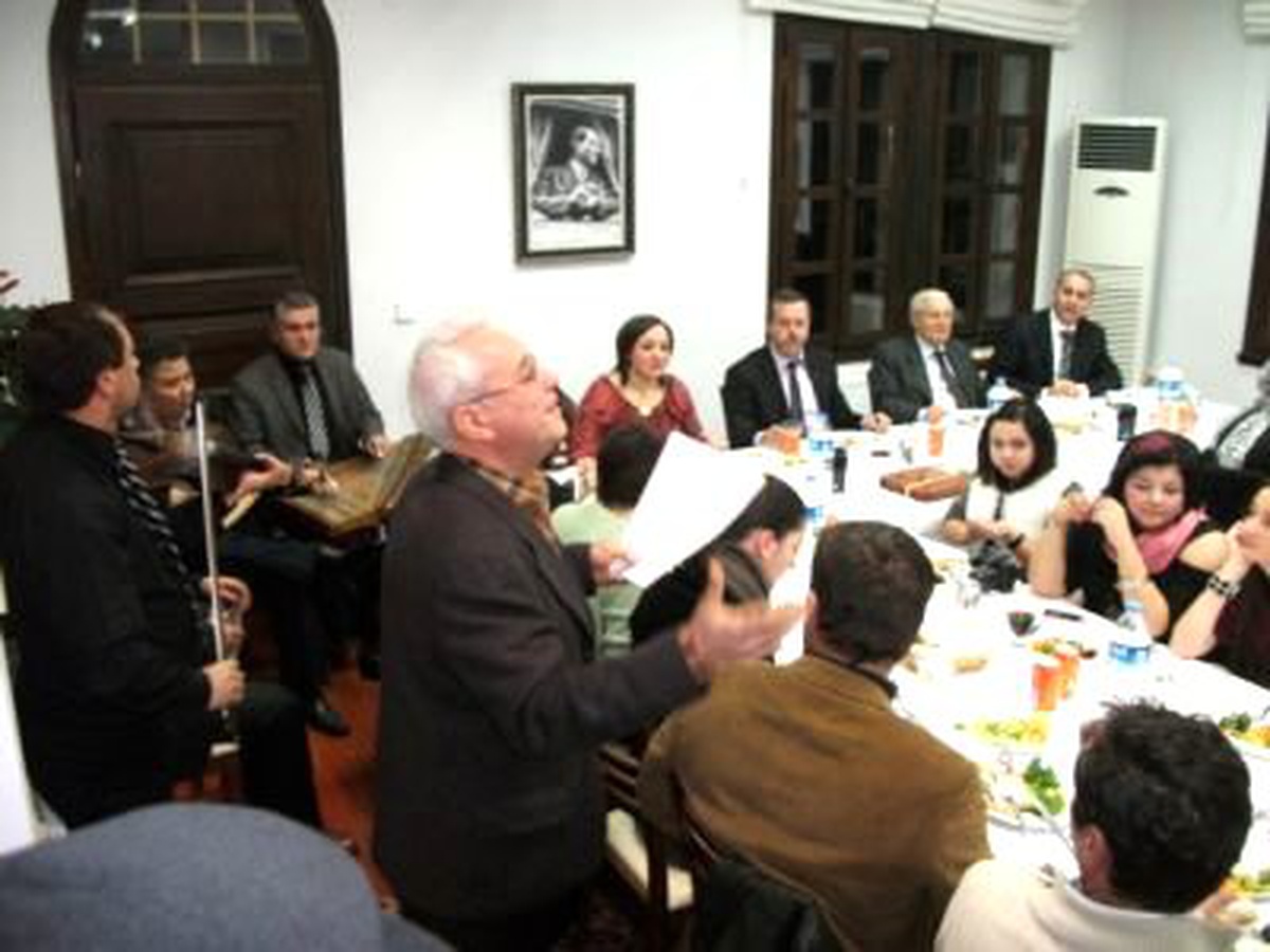 İtalyan Misafirlere İtalyanca Şarkılar Söyledi