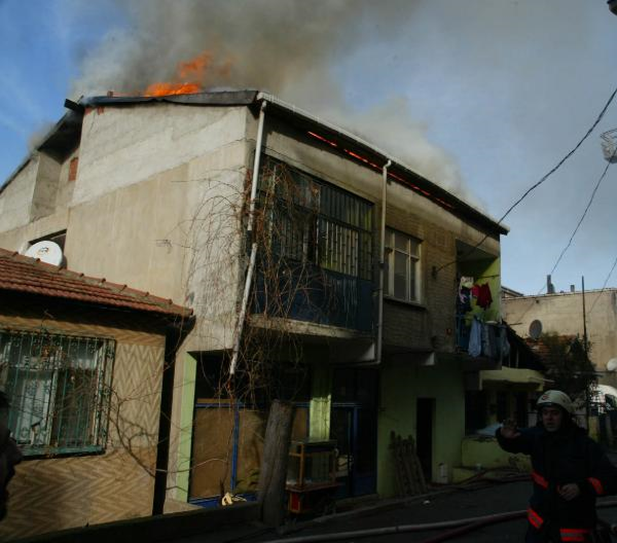 Kadıköy\'de İki Katlı Bina Alev Alev Yandı