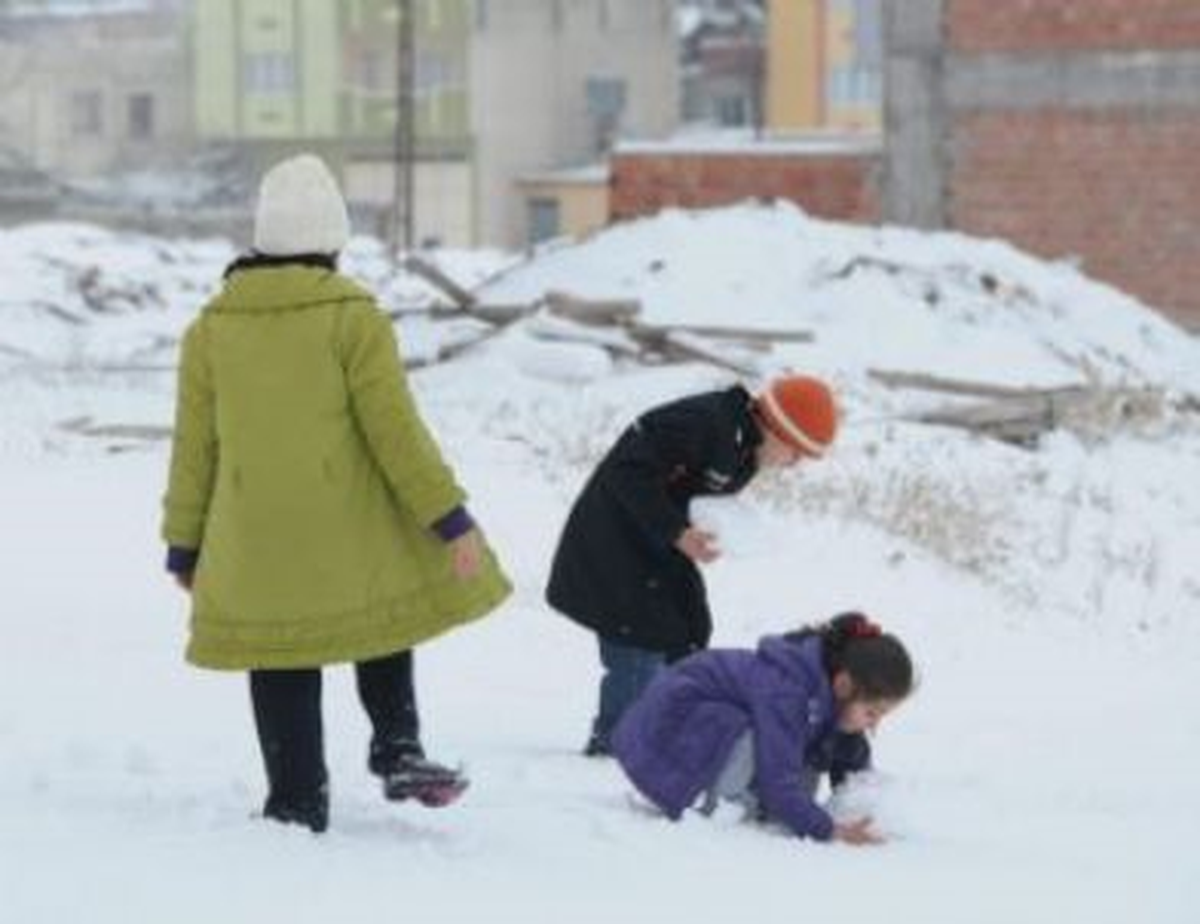 Kilis'e 6 Yıl Sonra Yağan Kar, Hayatı Felç Etti
