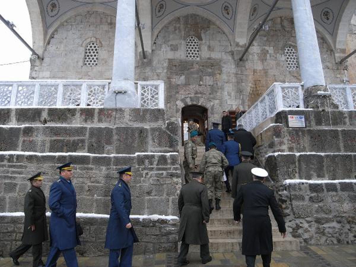Kosova'ya Gelen Turk Subaylar Osmanlı'dan Kalan Tarihi Camiyi Ziyaret Etti