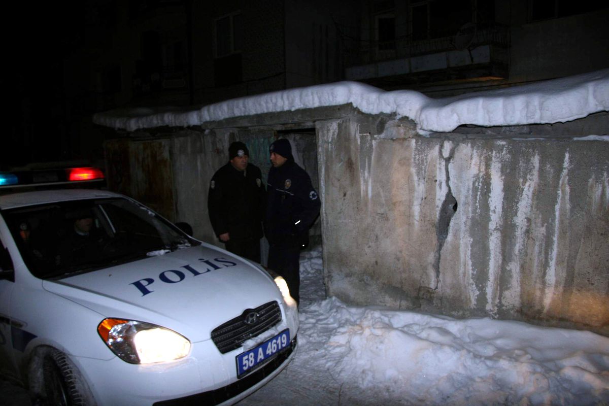 Sivas\'ta Bıçaklı Kavga: 1 Ölü, 2 Yaralı