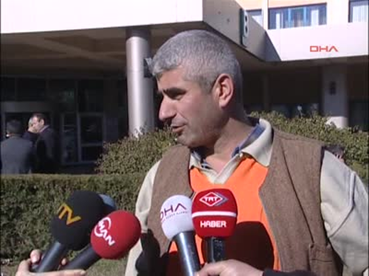 Türkiye\'de İlk Yüz Naklinin Yapıldığı Uğur Acar\'ın Ağabeyi Kardeşinin Yeni Yüzünü Gazetede Gördü
