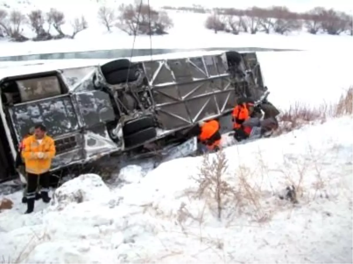 Ağrı\'da Trafik Kazası: 4 Ölü, 19 Yaralı