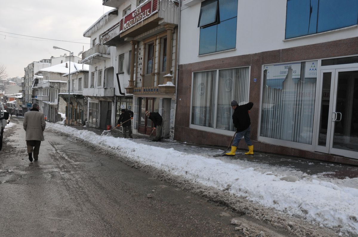 Akçakoca\'da Karlar Temizlendi