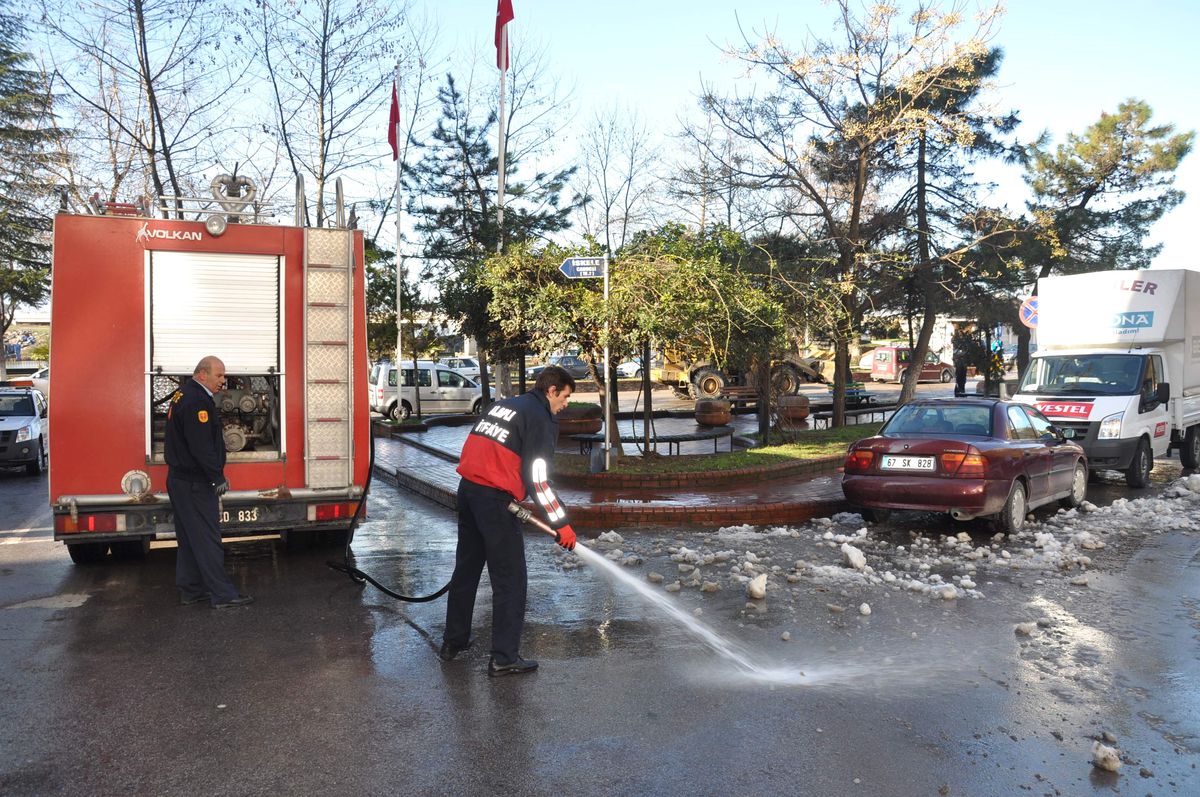 Alaplı\'da Cadde, Sokak ve Parklar Yıkanıyor