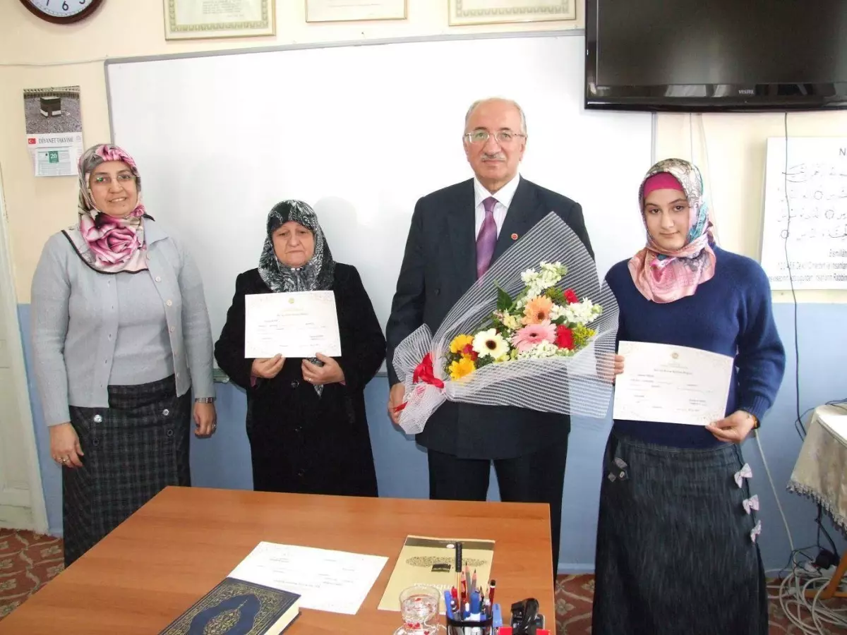 Bayan Kur'an Kursu Öğrencileri Belgelerini Aldılar