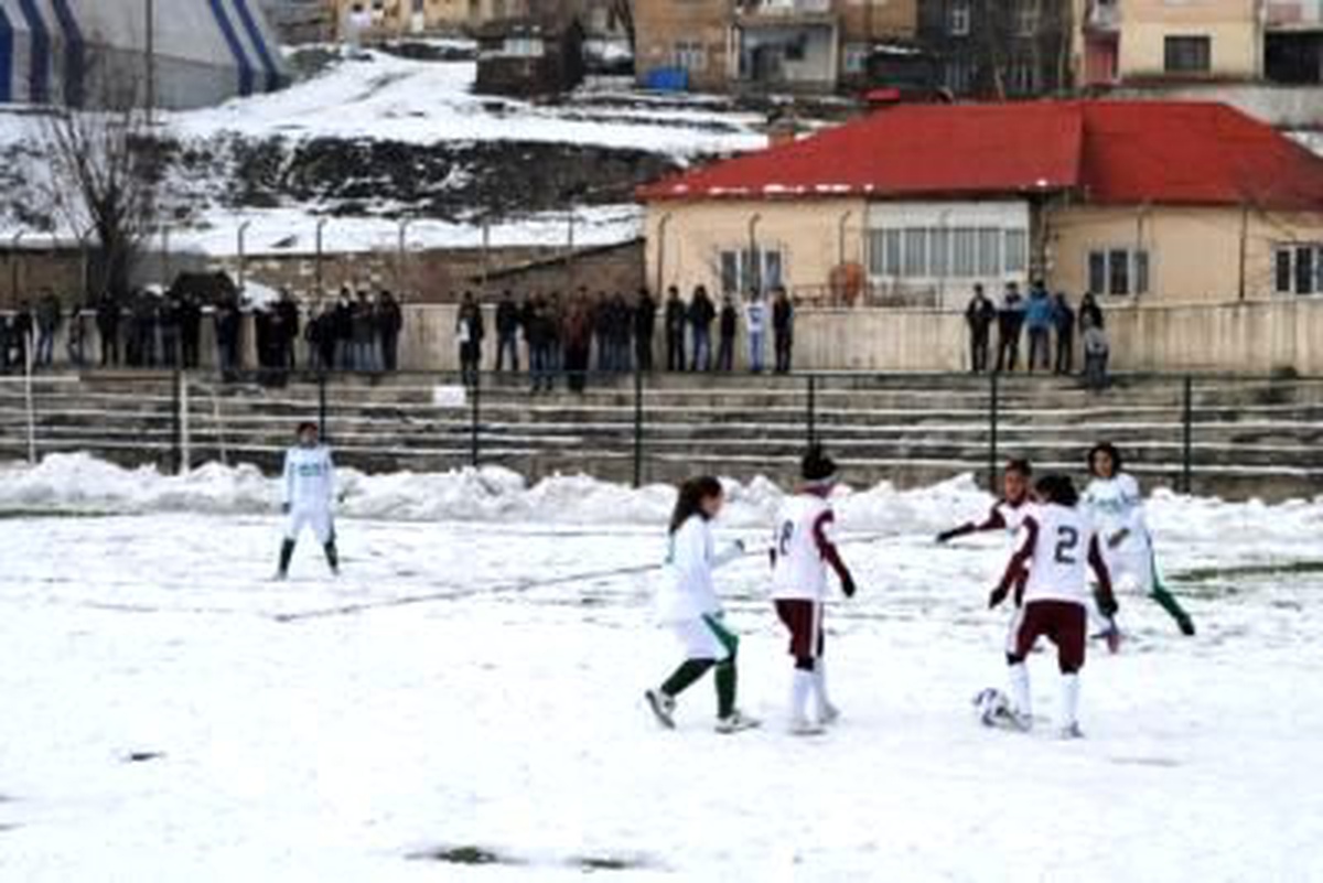 Bayanların Dondurucu Soğukta Futbol Mücadelesi
