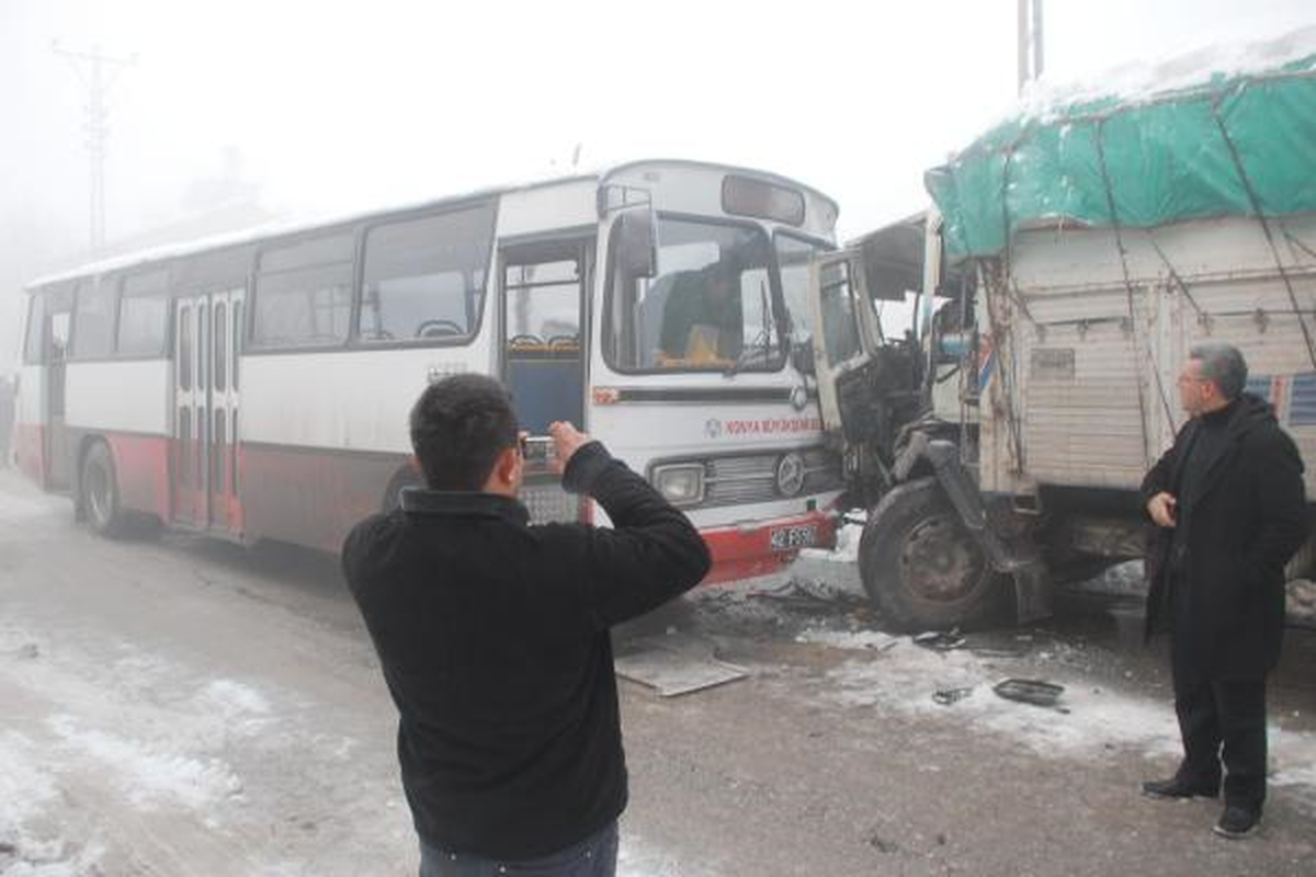 Belediye Otobüsü ile Kamyon Çarpıştı: 4 Yaralı