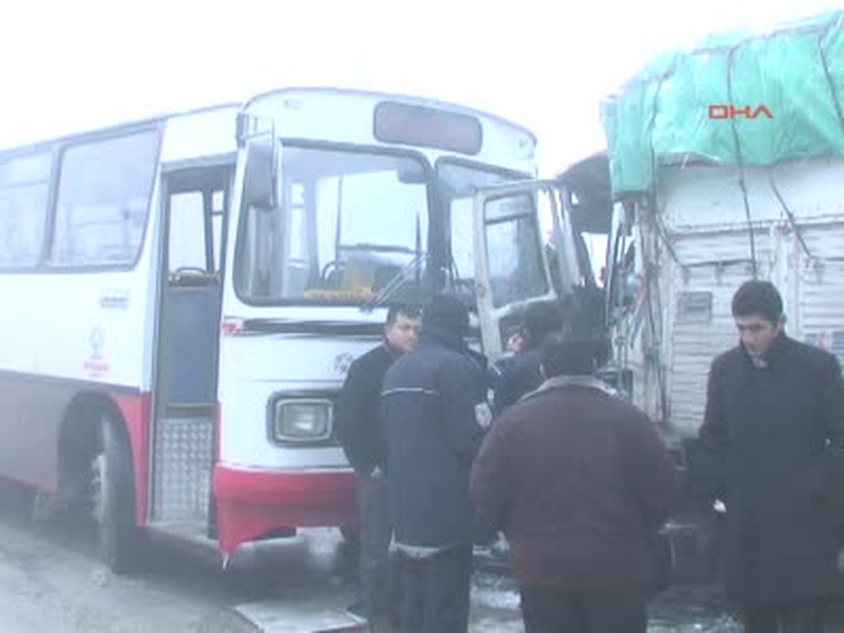 Belediye Otobüsü ile Kamyon Çarpıştı