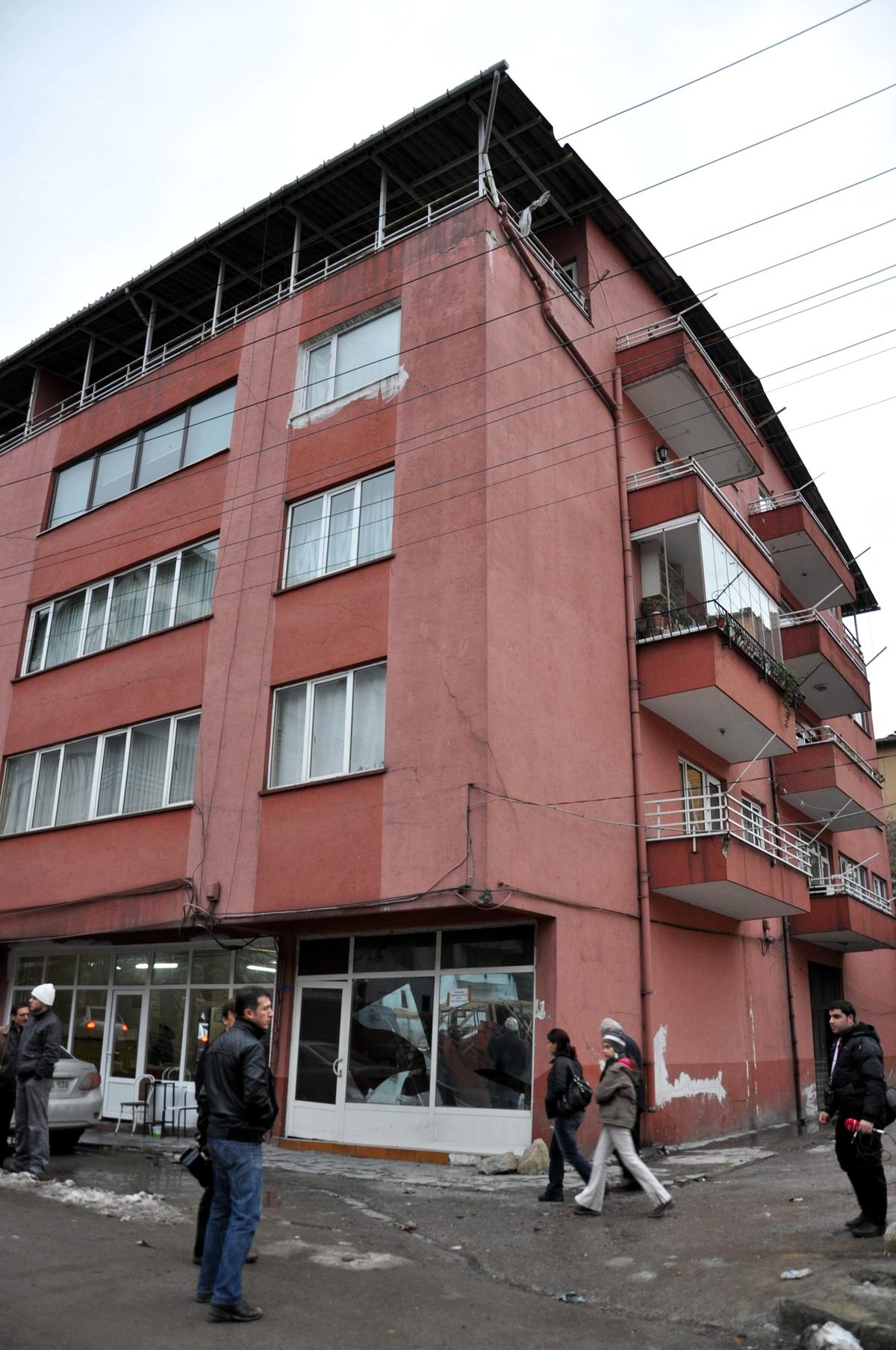 Binadaki Çatlaklar Yetkilileri Alarma Geçirdi