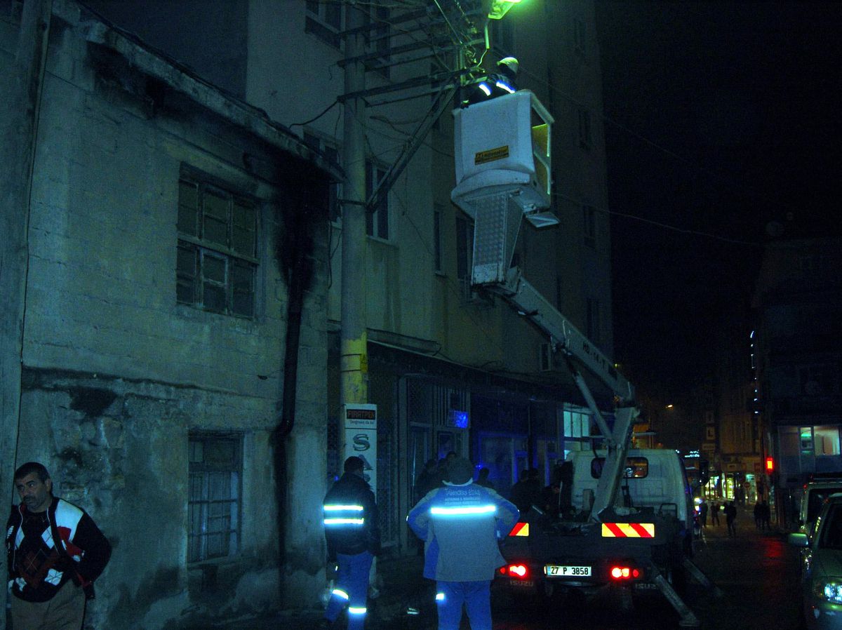 Bir Binanın Trafosunda Çıkan Yangın Kısa Sürede Büyüdü