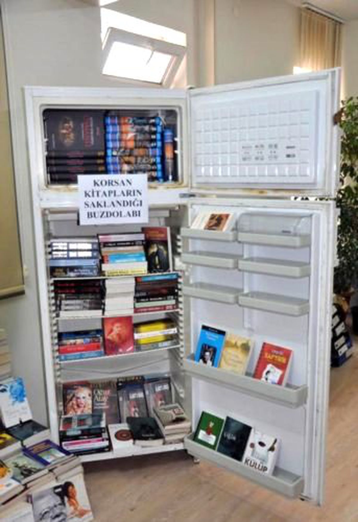Buzdolabı Korsan Kitap Deposuna Dönüştürülmüş