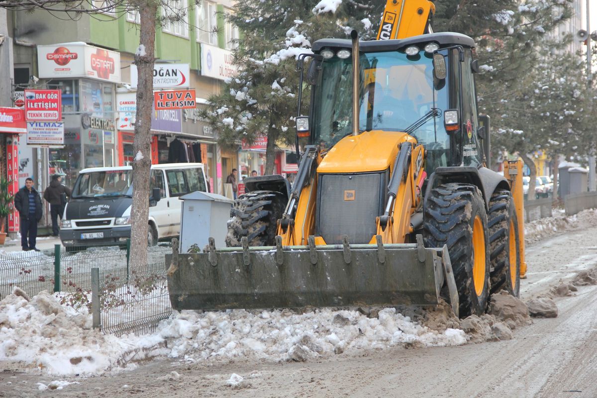 Çankırı'da Belediye Ekiplerinin Karla Mücardele Çalışmaları Sürüyor