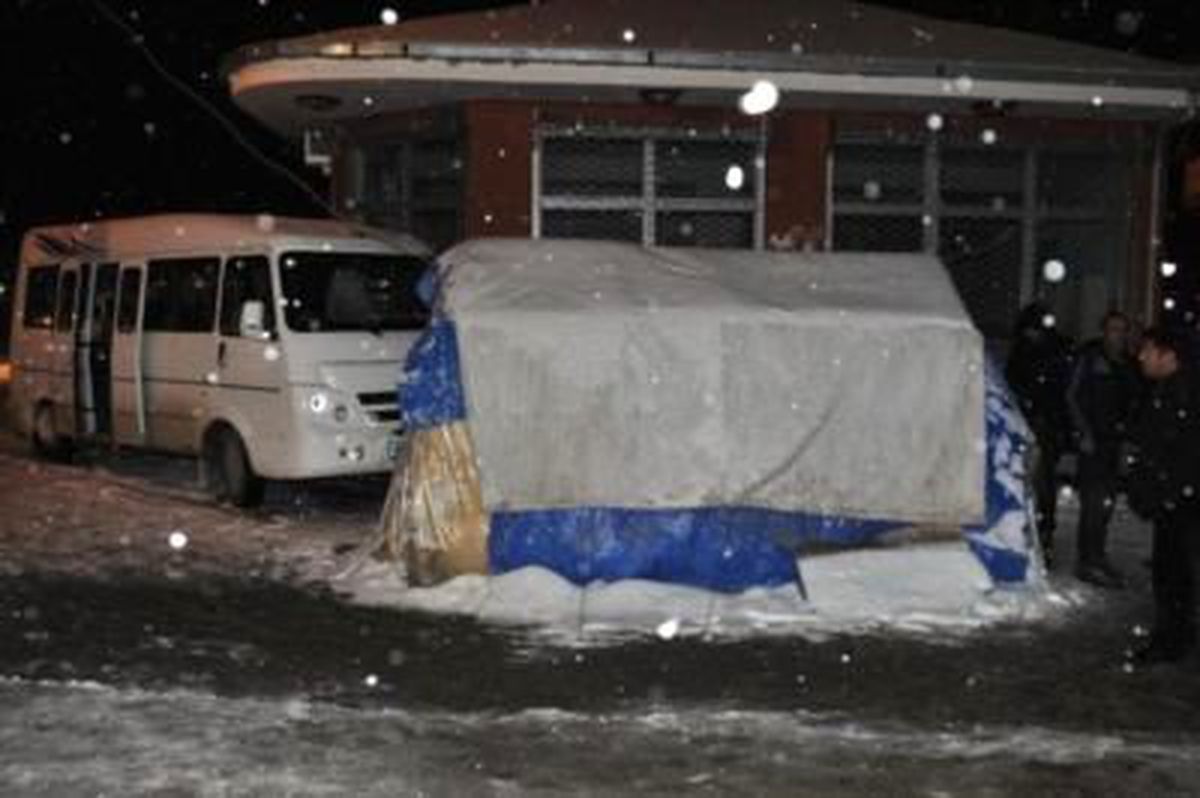 Depremzedenin Çadırına Minibüs Girdi