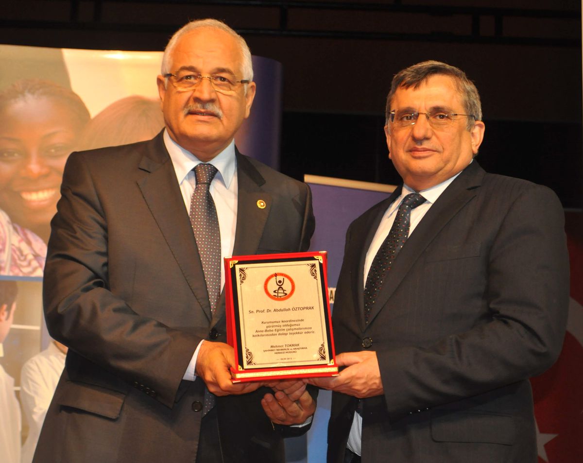 Doğu Akdeniz Üniversitesi'nden Milletvekili Erdoğan'a Plaket