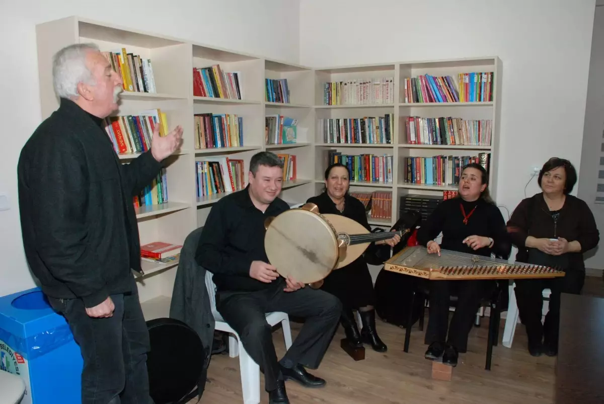 Emeklilerden Türk Sanat Müziği Korosu