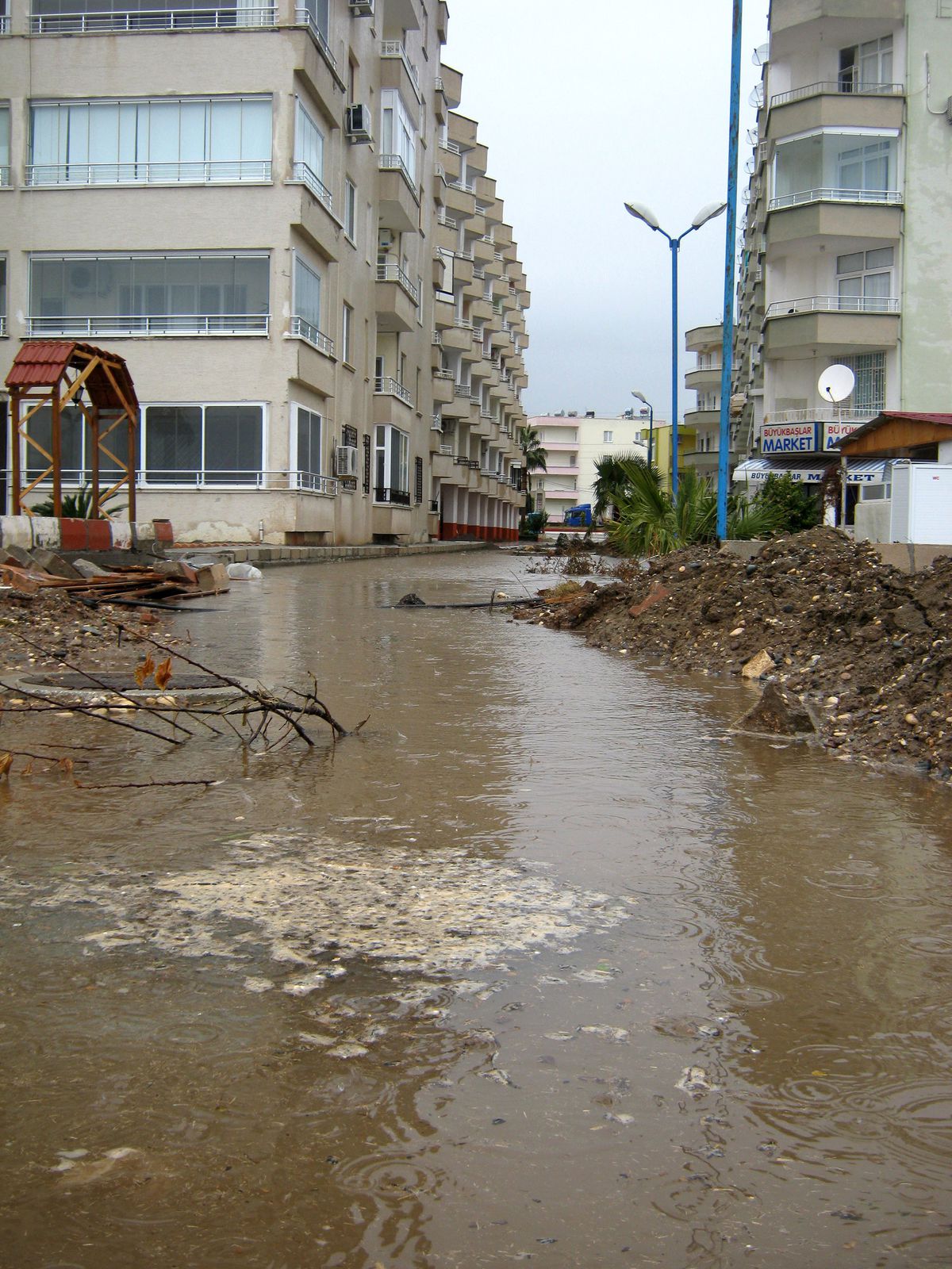 Erdemli\'de Şiddetli Yağış ve Fırtına