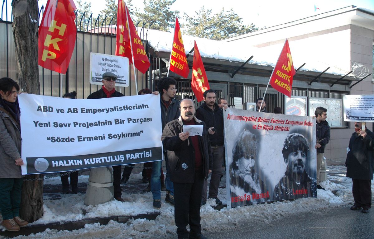 Fransız Büyükelçiliği Önünde \'İnkar Yasası\' Protestosu