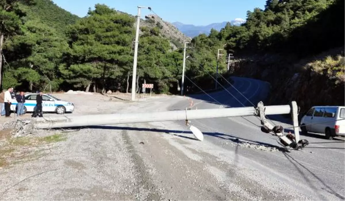 Freni Boşalan Kamyon, Elektrik Direğini Yola Devirdi