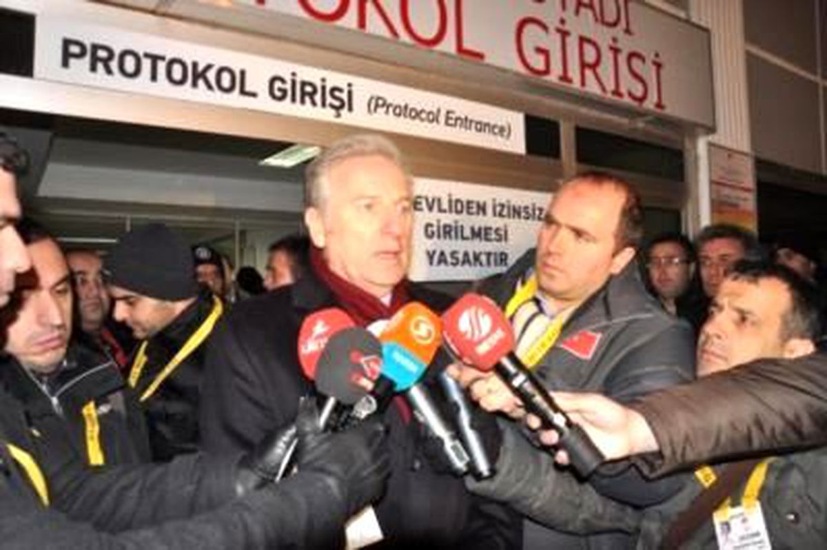 Galatasaray Kulübü 2\'nci Başkanı Dürüst."Yenemiyorsan Yenilmeyeceksin" Galatasaray Kulübü 2\'nci...
