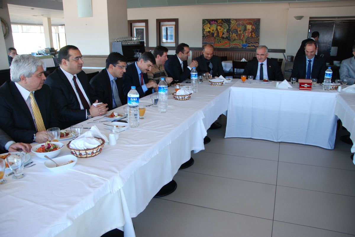 İzmir\'e Tayin Olan Milli Eğitim Müdürüne Veda Yemeği