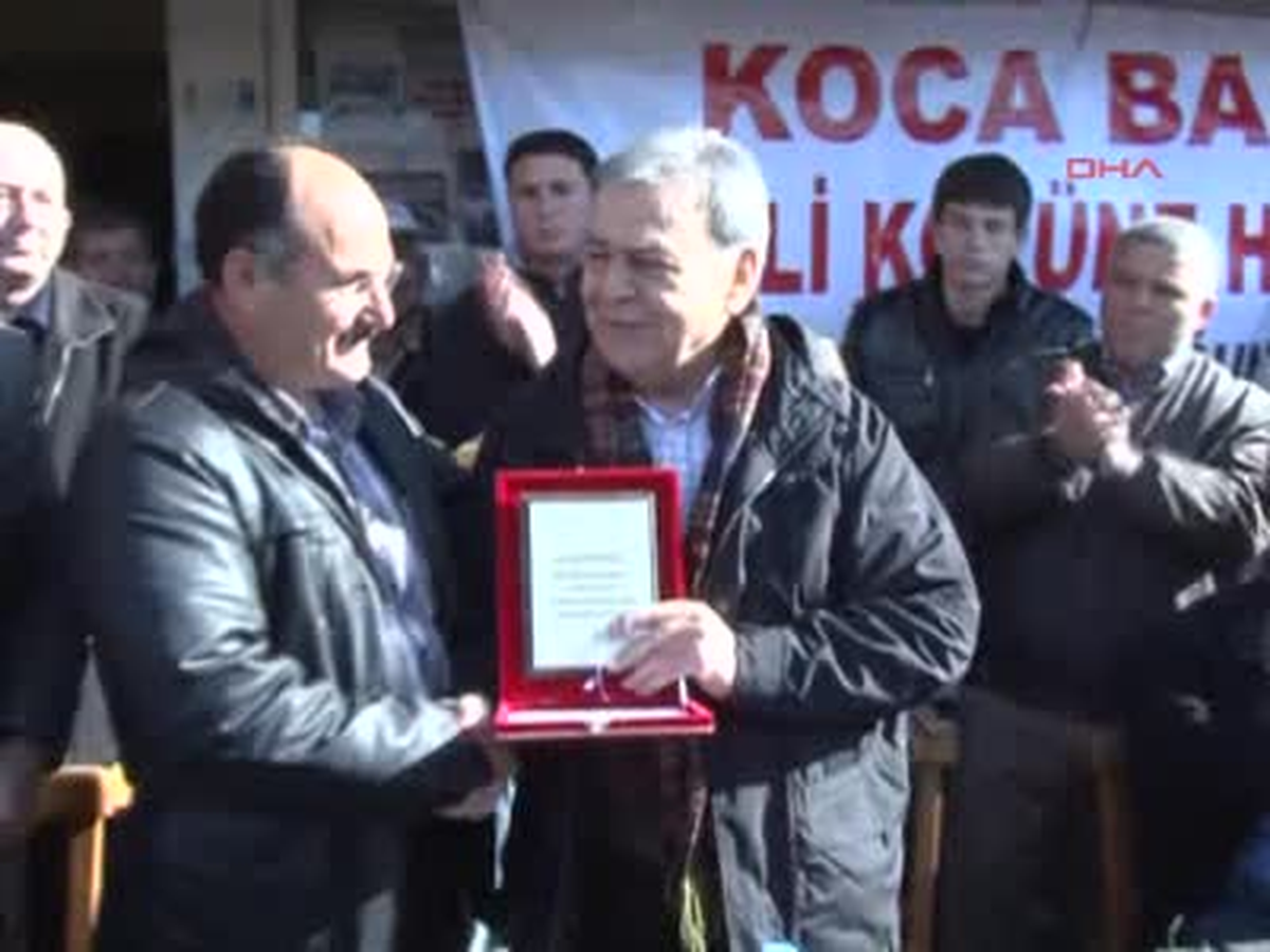 Kocaoğlu'na 'İzmir'de Çete Yok Reis Var' Pankartlı Karşılama