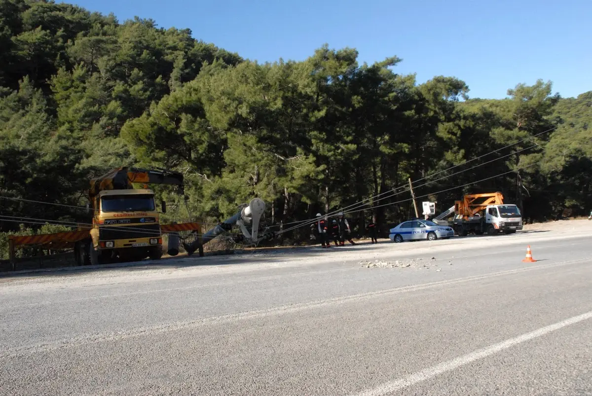 Kamyonun Çarptığı Direk Yolu Trafiğe Kapadı