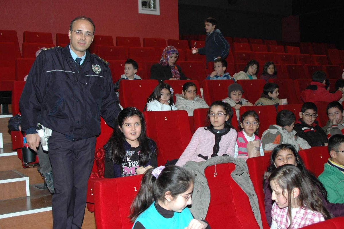 Karaman'da Emniyet Kemeri Kullanan Çocuklar Sinema İzledi