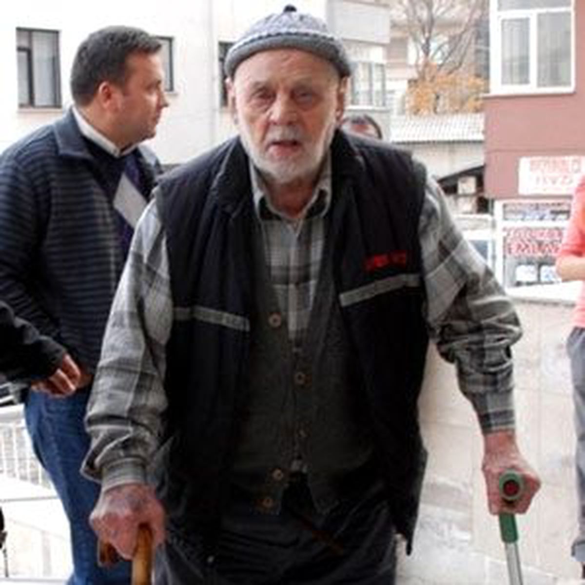 Karısını Boğarak Öldürdüğü İddia Edilen 86 Yaşındaki Yaşlı Adam Cezaevinde Hayatını Kaybetti
