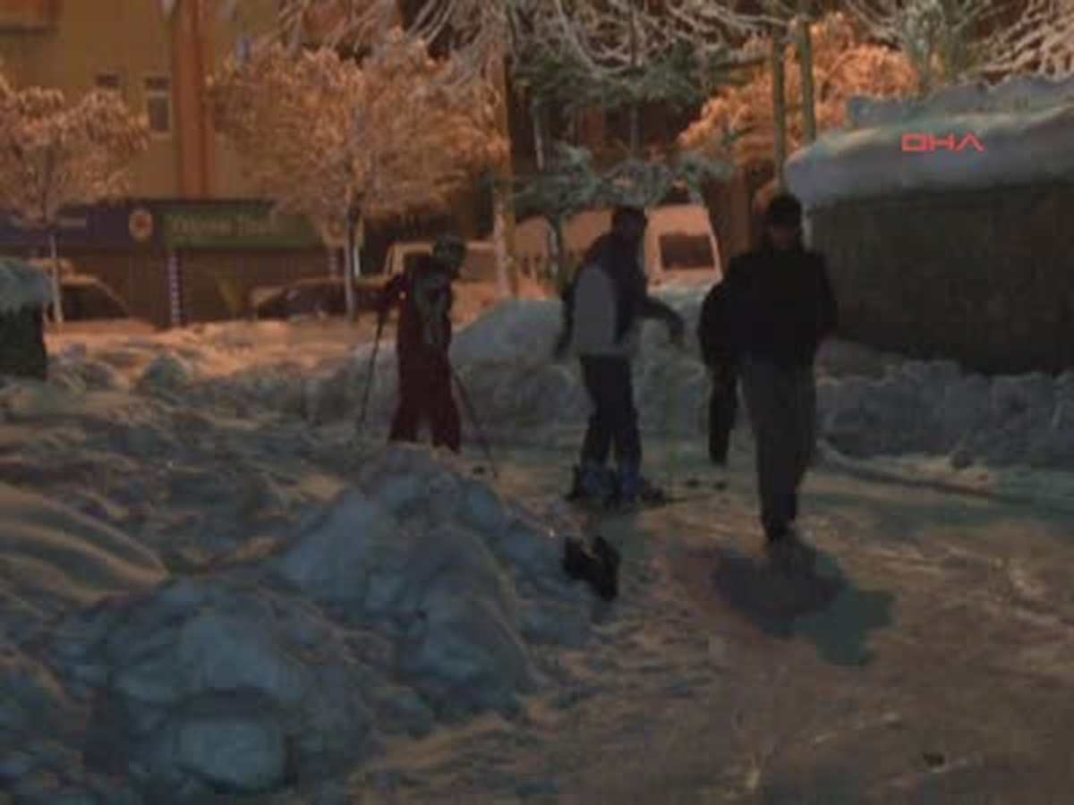 Kayakçılar Sokakta Antrenman Yapıyor