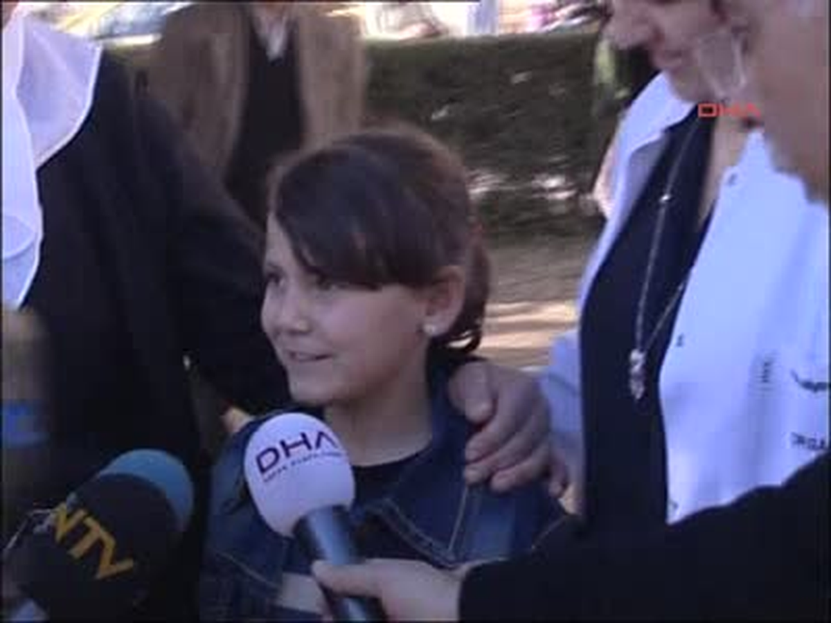 Kol Nakli Yapılan Hastanın Kızı Yaşadığı Mutluluğu Anlattı