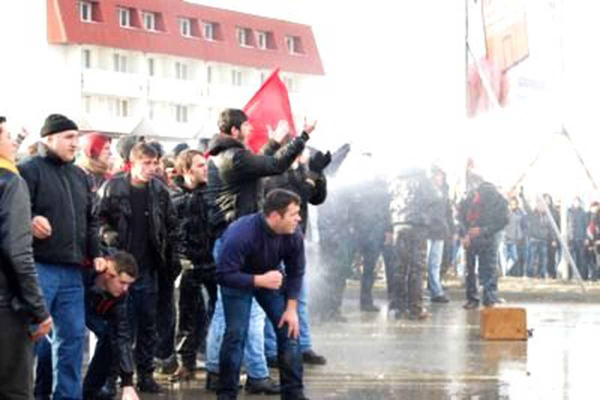 Kosova\'da Muhalefetten Sırbistan Mallarının Ülkeye Girişine Protesto