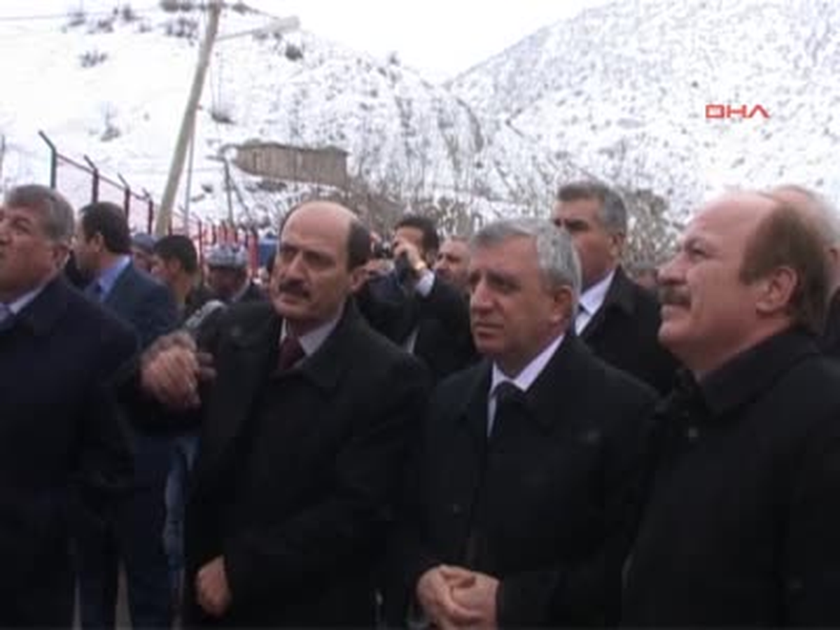 Ölenlerin Mezarlarına Çiçek Bıraktılar