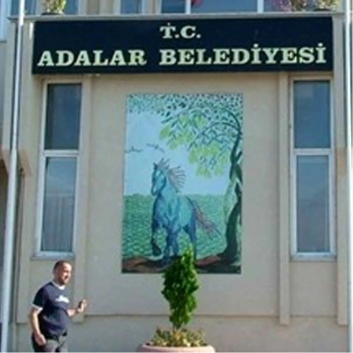 Polisten, Adalar Belediyesi\'nde Arama